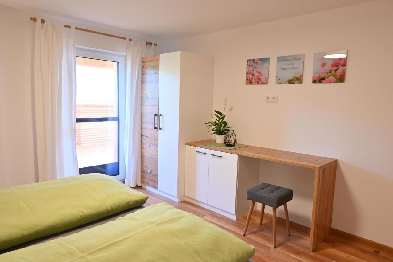 Ferienwohnung Biohof Auinger, Der Tiererlebnishof Aurach am Hongar Exterior foto