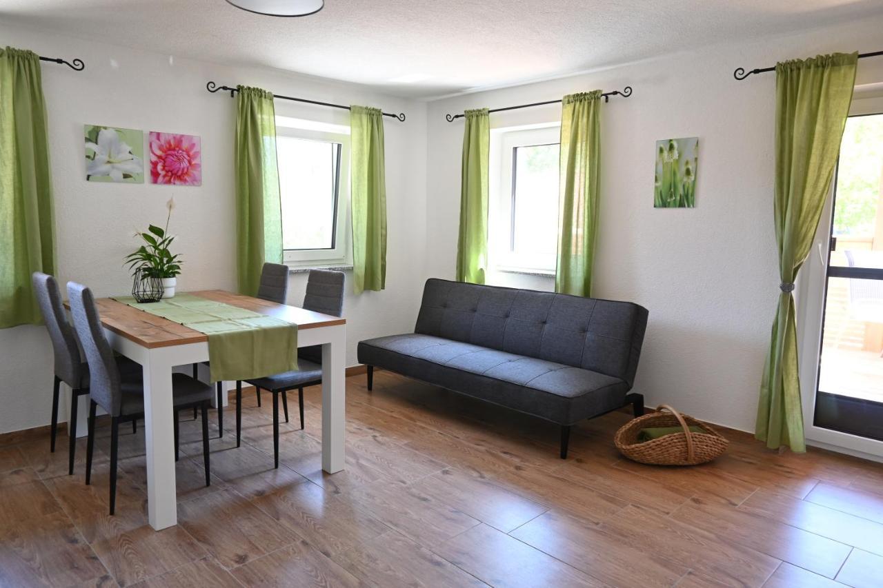 Ferienwohnung Biohof Auinger, Der Tiererlebnishof Aurach am Hongar Exterior foto