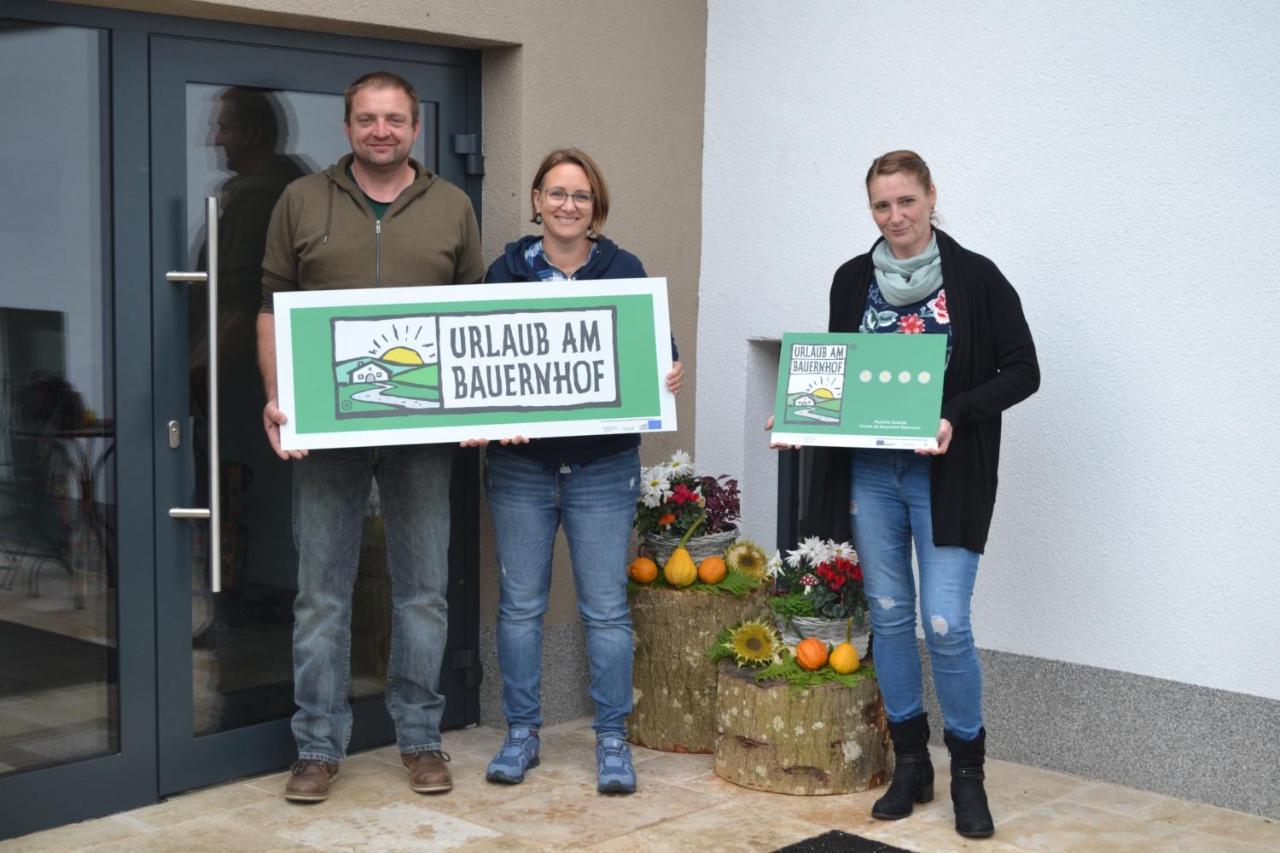 Ferienwohnung Biohof Auinger, Der Tiererlebnishof Aurach am Hongar Exterior foto