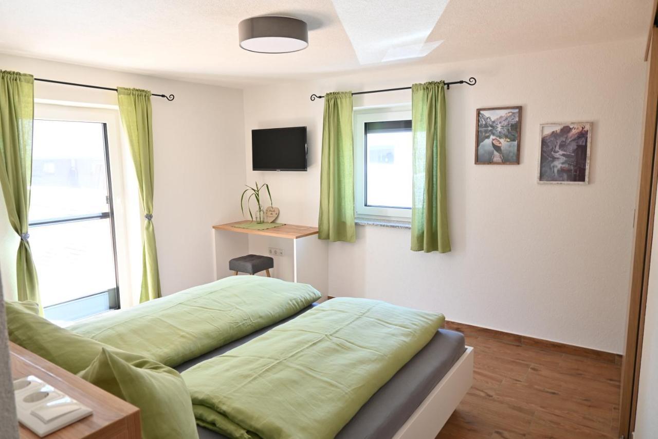 Ferienwohnung Biohof Auinger, Der Tiererlebnishof Aurach am Hongar Exterior foto
